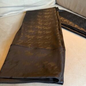 Vera Wang Leather Leggings. Faux Leather Black Silver camo Size Medium